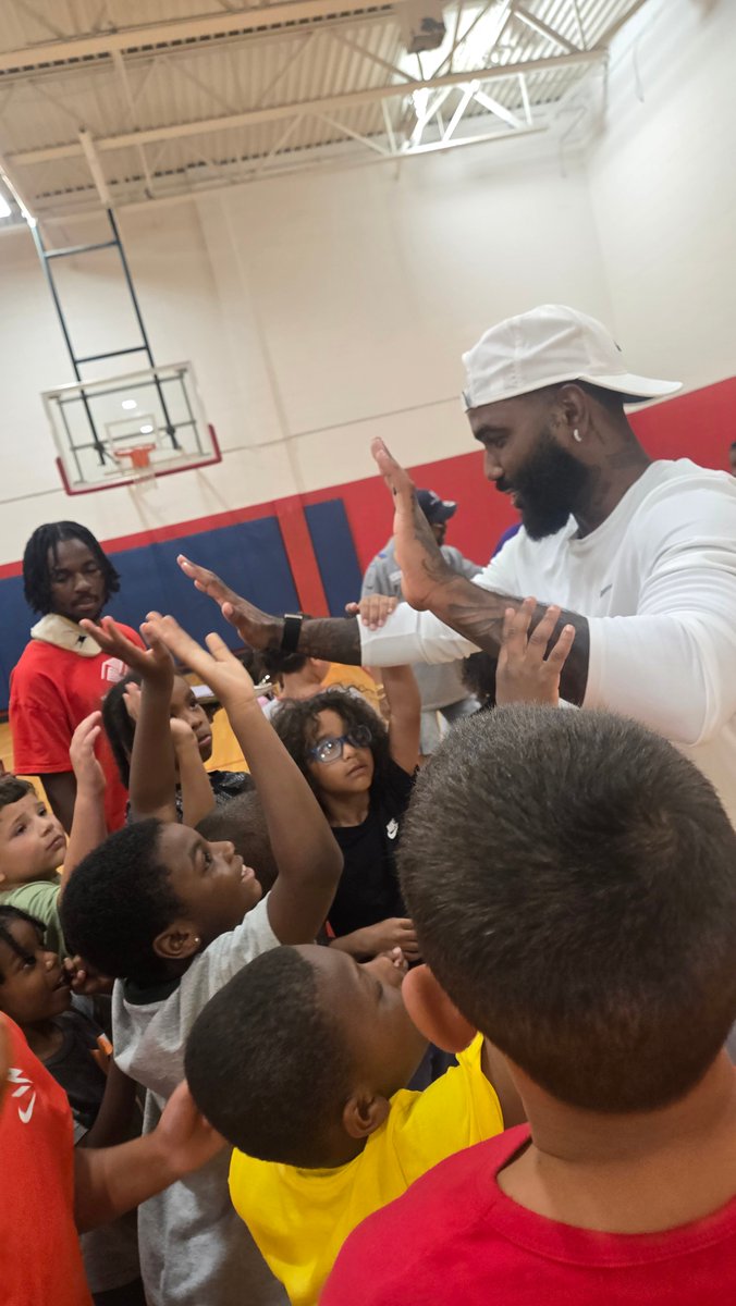BGCBuffalo's tweet photo. Backpack giveaway with @BuffaloBills #18 WR Elijah Moore at our John F. Beecher Clubhouse.
#Givingbacktothecommunity
#Readyforschool
#GreatFuturesStartHere https://t.co/3wCzeaOIVw