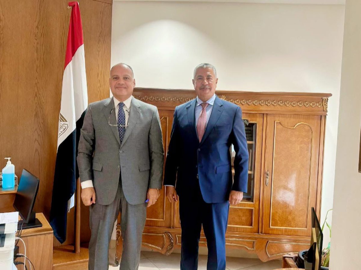 بحث سفير الجمهورية اليمنية لدى جمهورية مصر العربية خالد محفوظ بحاح مع مساعد وزير الخارجية المصري للشئون القنصلية والمصريين بالخارج السفير تامر المليجي عدداً من القضايا المتعلقة بالجالية اليمنية المقيمة في مصر.