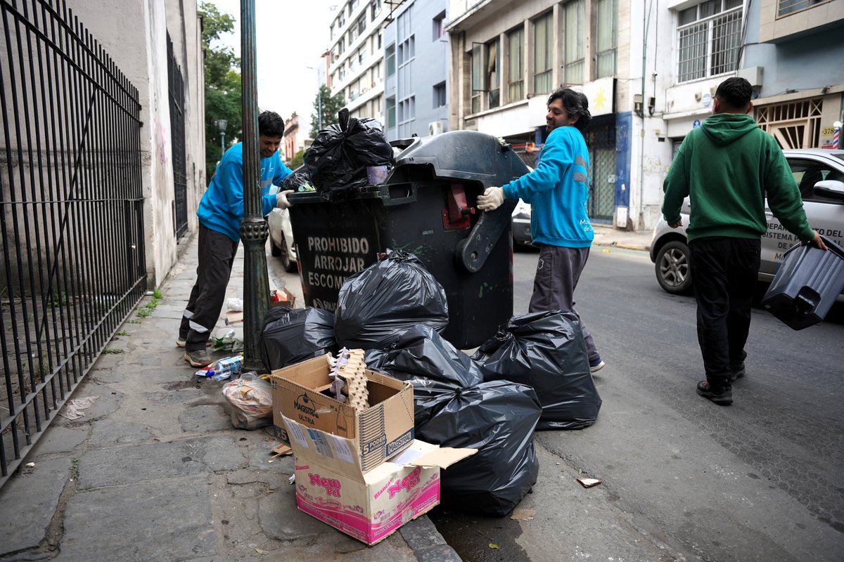 comunicacion_dp's tweet photo. [AHORA] Servicio de barrido y recolección de residuos en el centro de #Córdoba https://t.co/9mhEZu1kGC