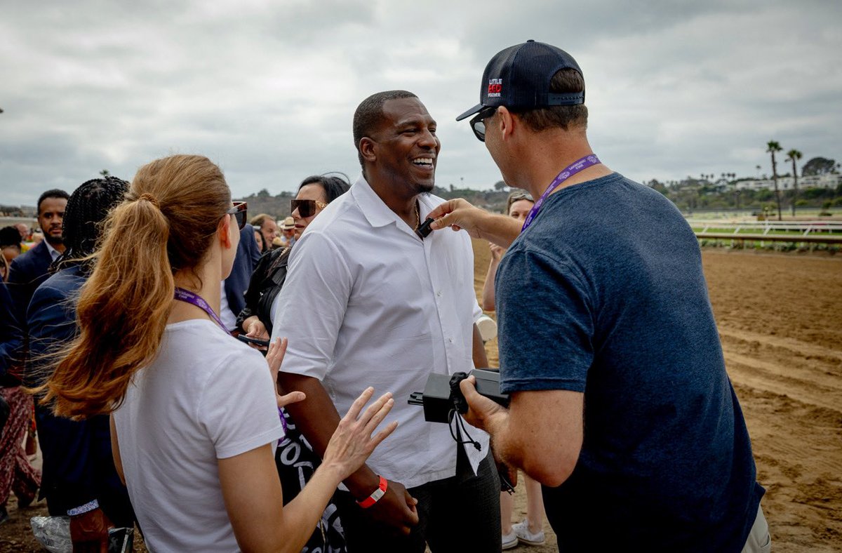 TheBrownAndrew's tweet photo. Sunshine, horses, and a @chargers legend. What more could you want? ⚡️

On what was proclaimed Antonio Gates Day by the Mayor of San Diego @ToddGloria, @KaseyTrom and I caught up with the man himself at @DelMarRacing!

Cheers to @A_Evers for the great pics 📸 https://t.co/5qIOrfvXoU