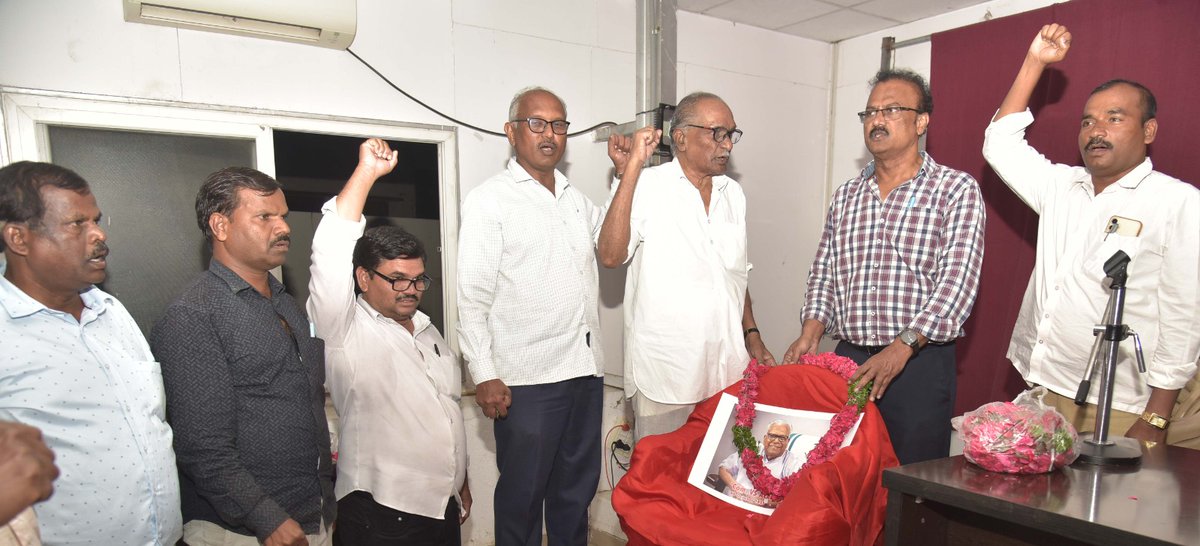cpim_hyd's tweet photo. కేరళ మాజీ ముఖ్యమంత్రి వి.ఎస్.అచ్యుతానందన్ (101) గారికి నివాళులర్పించిన cpim hyd central. జోహార్లు కామ్రేడ్ అచ్యుతానందన్. మీ పోరాటాలు వృధా కావు, నీ ఆశయ సాధన కోసం, నిరంతరం పార్టీ నాయకులు కార్యకర్తలు మీరు చూపించిన మార్గంలో నడుస్తాం. Red Salute to Comrade V.S.Achuthanandan @cpimspeak https://t.co/7R4xzvMMvW