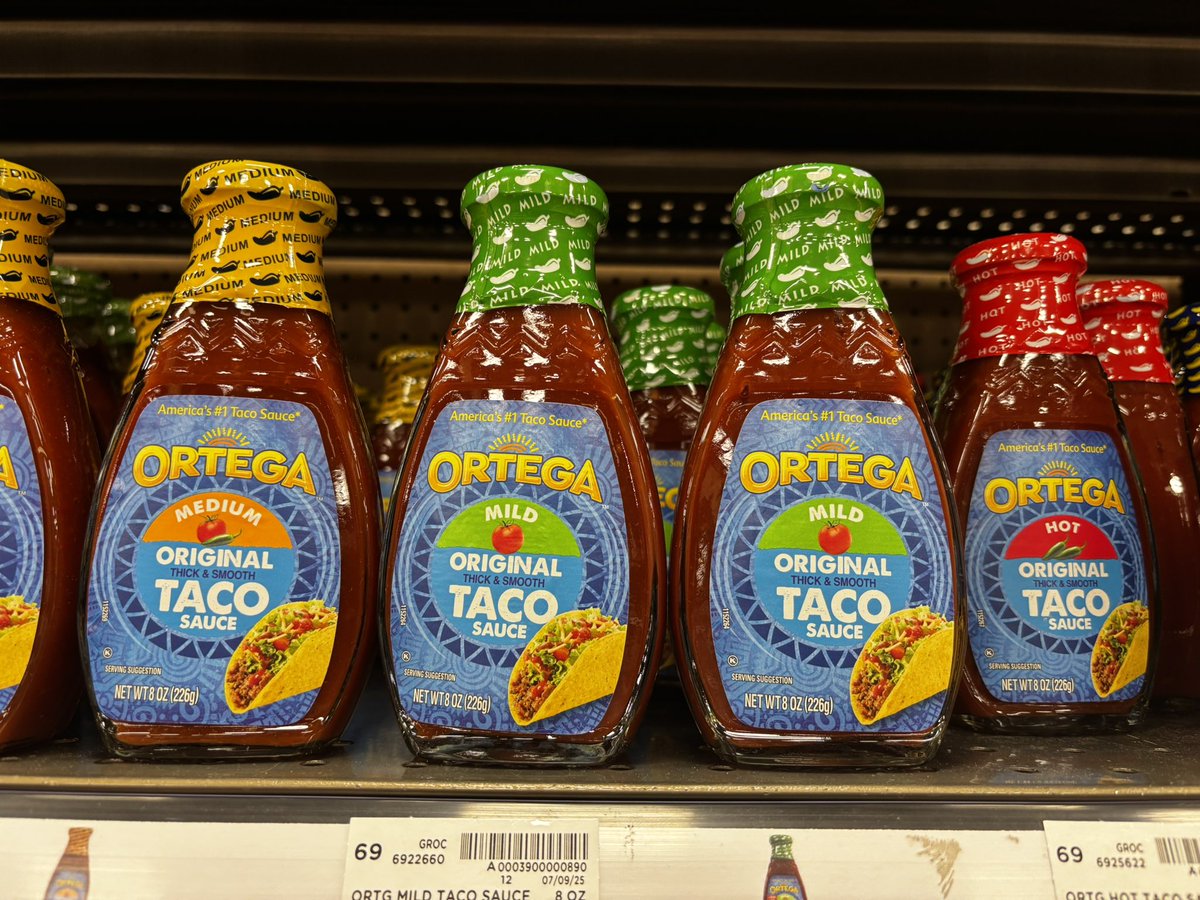 JeremyFajman's tweet photo. @kroger I gotta be honest this shelf organization you have is unsettling. Left to right it needs to be mild-medium-hot. 😆 https://t.co/T84o3wvbo2