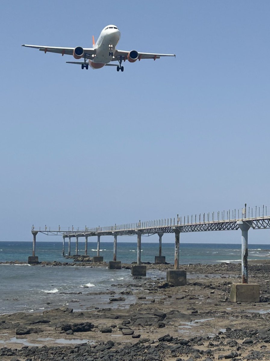Another cheeky shot of aircraft on finals to #Arrecife #Airport, Lanzarote. Is this the #Mahobeach of the Canaries? In a nutshell, NO! But it’s still well worth a visit. #Planespotting #Avgeek #Aviation