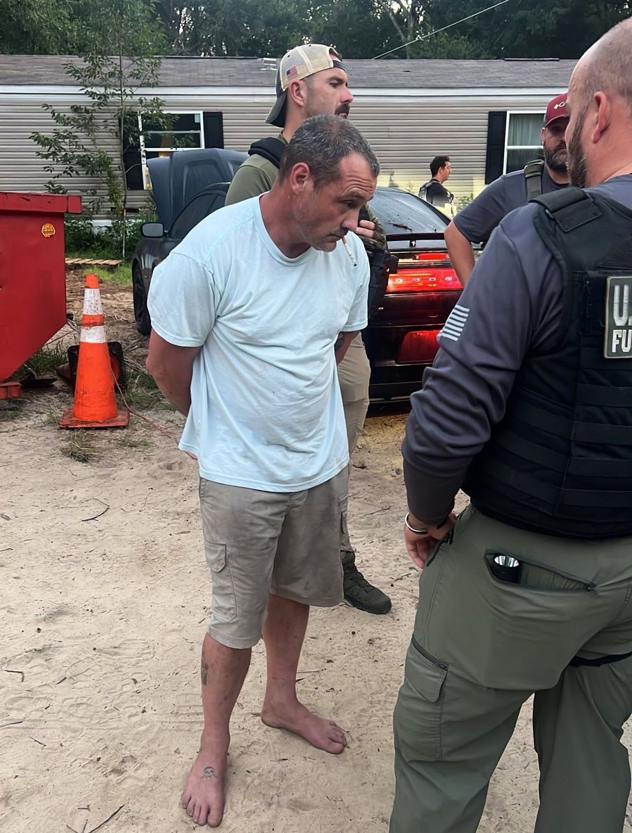 WCSOFL's tweet image. WANTED FELON ARRESTED IN DEFUNIAK SPRINGS; FIREARM AND METH FOUND ON PROPERTY
A fugitive wanted out of Okaloosa County was taken into custody without incident following a coordinated effort by members of the U.S. Marshals Service (USMS) in DeFuniak Springs.
On July 21, 2025,…