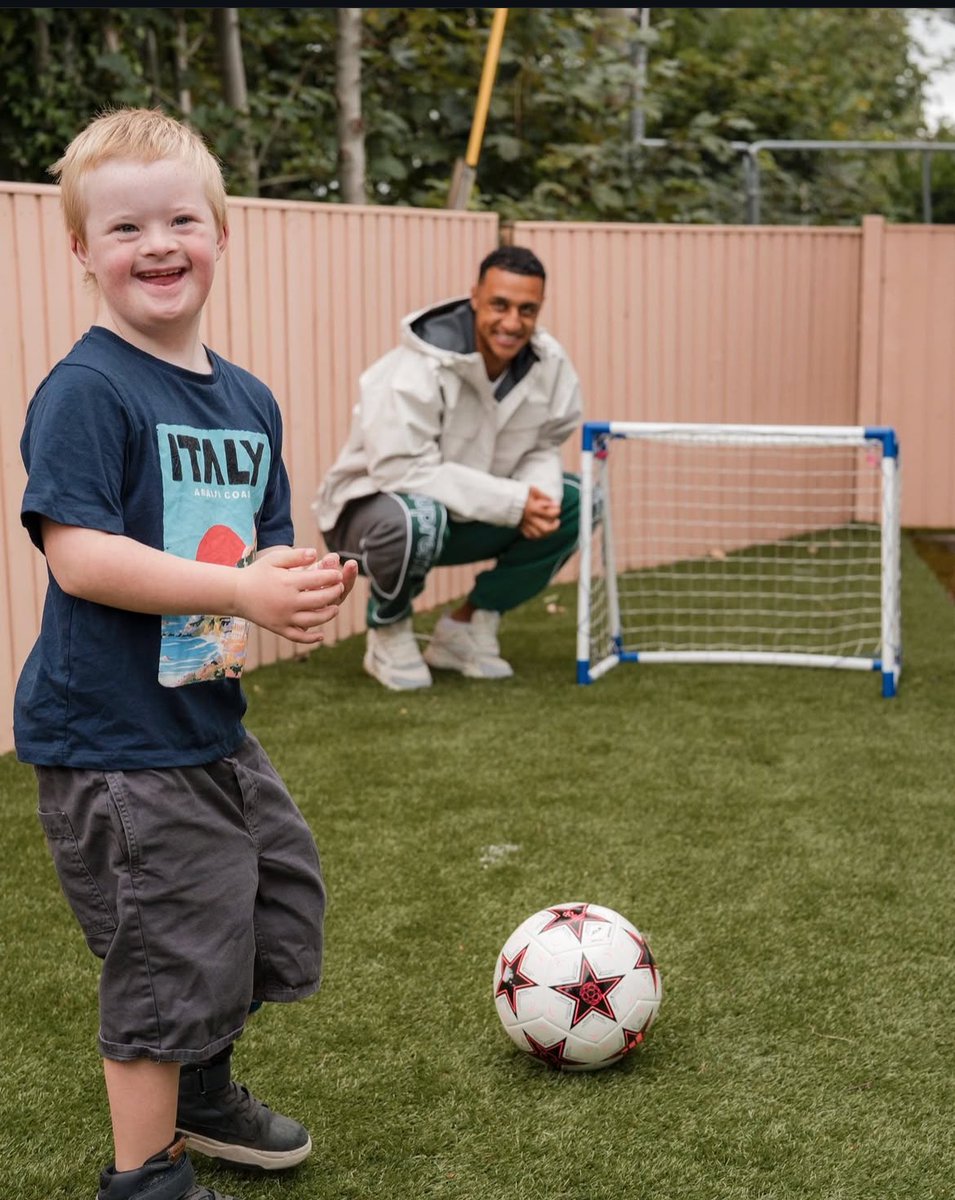 reptracker's tweet image. Adam Idah visited the Down Syndrome Centre in Cork yesterday and look at the smile he’s put on a young lads face!🥹💚
What a wonderful thing to do.