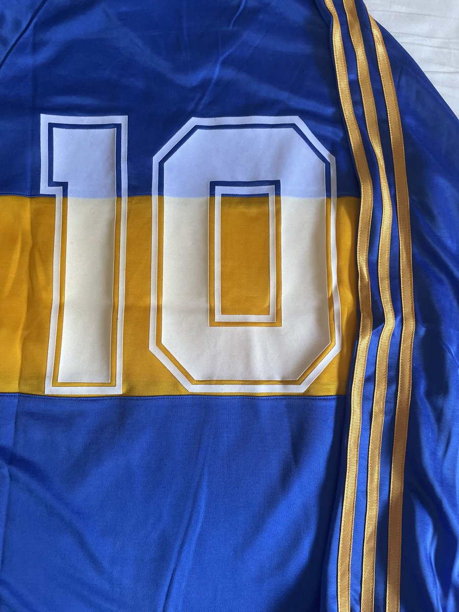 GoldeMichu's tweet image. De esto que entras al Adidas a cambiar la talla de un regalo y acabas ampliando la colección (manga larga)