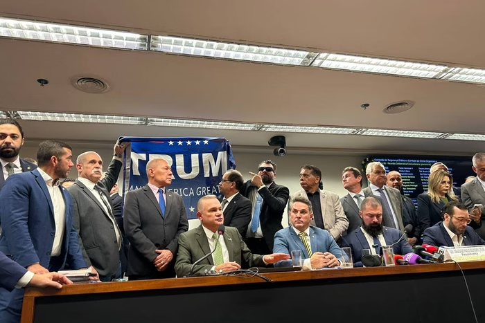 lucianocarvaIho's tweet image. TRUMP ENFIANDO TARIFA DE 50% NO BRASIL E OS 'PATRIOTAS' COM BANDEIRA DO TRUMP NA CÂMARA DOS DEPUTADOS.