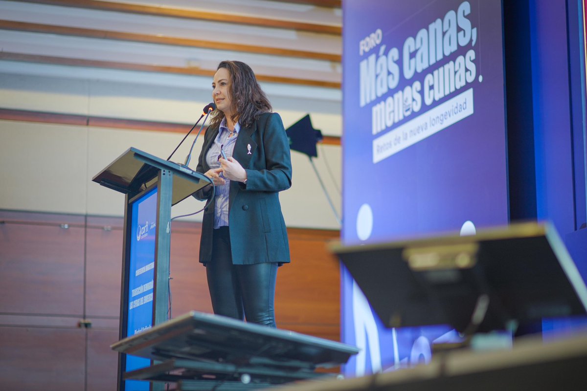 DANE_Colombia's tweet photo. 🇨🇴👩🏽‍🍼En su presentación en el #ForoCorfi, la directorá del @DANE_Colombia, @Purdinola, explicó que la tasa de natalidad en Colombia presenta una tendencia decreciente desde el año 2019; resaltando que entre el 2015 y el 2024pr la reducción es de casi 6 puntos, pasando de 14,3 nacimientos por cada 1.000 habitantes a 8,4 nacimientos en el año 2024pr.

👶🏽📊 Por otra parte, la directora @Purdinola expuso que entre el 2015 y 2017 la tasa global de fecundidad se mantenía constante en 1,7 hijos por mujer. Afirmó que a partir del 2018 la tasa disminuyó llegando a 1,1 en 2024pr.