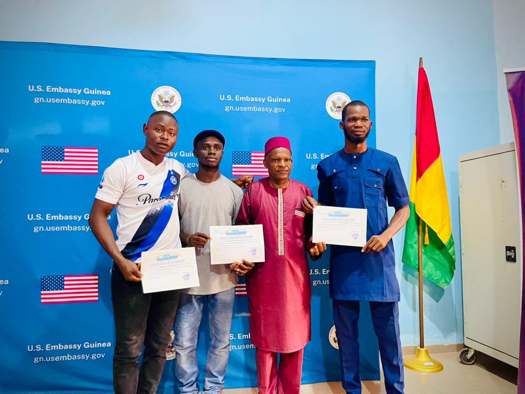 EmbassyConakry's tweet image. 🎓 Bravo à nos diplômés ! 🎉
Félicitations à la centaine d'apprenants d'anglais qui ont terminé un programme d'anglais de 7 mois coordonné par le Coin Américain de Kankan. Ces cours d'anglais faisaient partie d'une initiative éducative dédiée, au-delà des sessions régulières du…