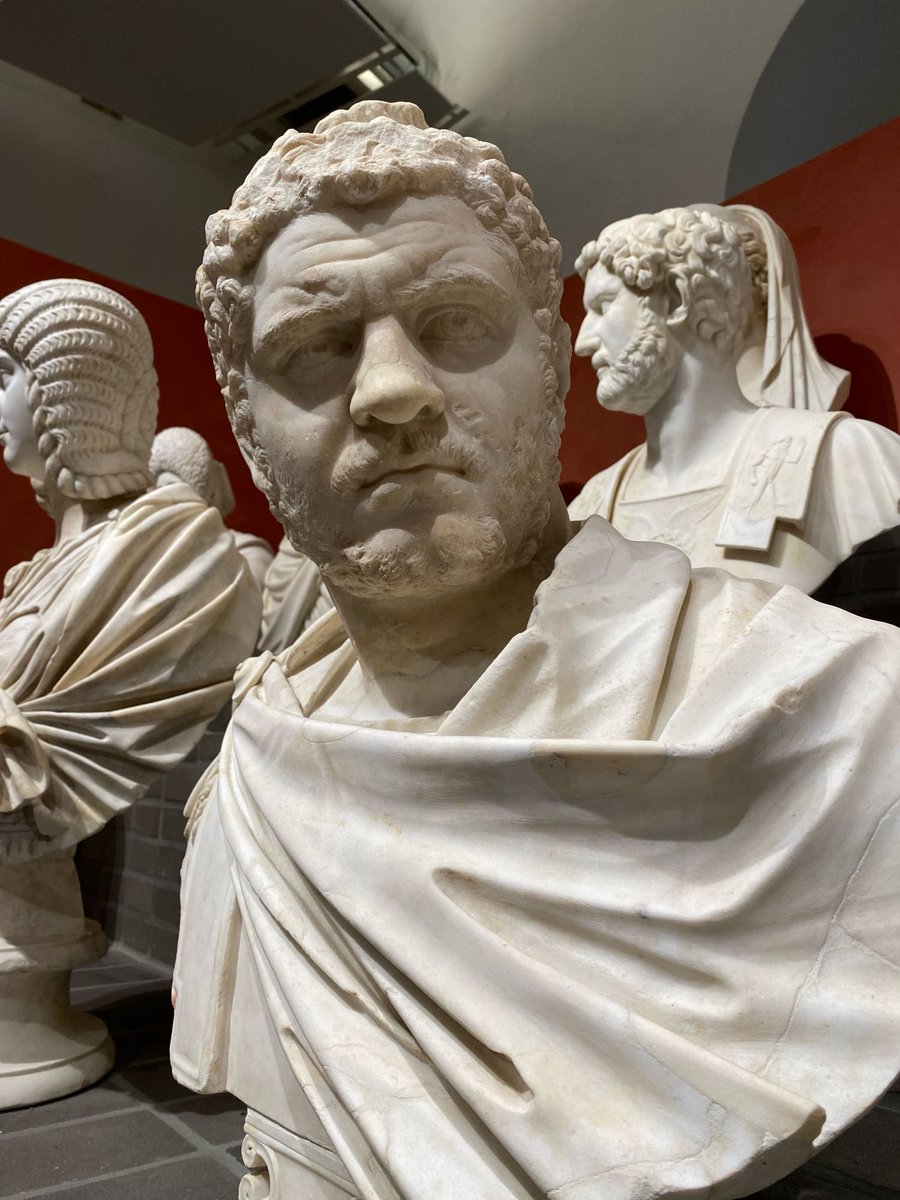 Romethegreatbe1's tweet image. La collezione di marmi Torlonia è una delle più importanti in mano privata. Nel 1864 il principe Alessandro acquistò lo stabile di via della Lungara, dove poté allestire la sua collezione privata:77 sale, uno spazio totale di ben 3056 metri quadri.
buff.ly/YgqfXN2