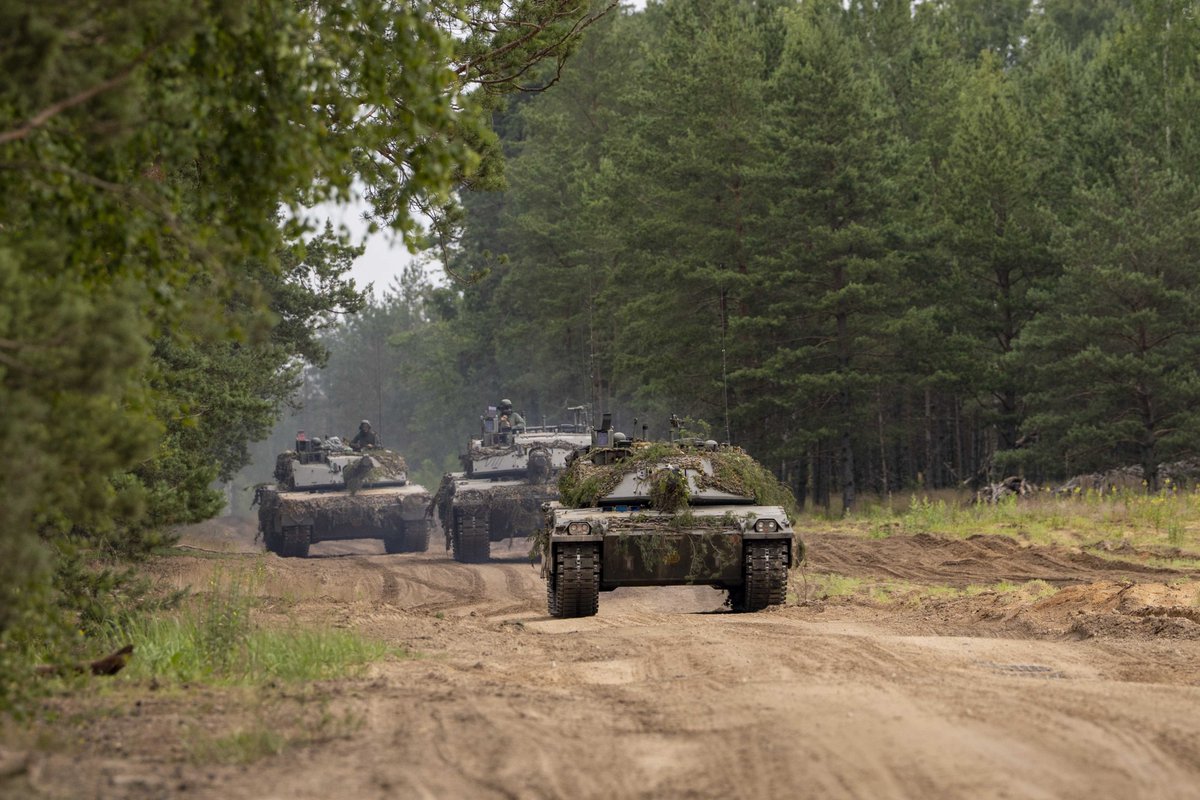 CiroNappi6's tweet image. Those who want to appear "funny" will always have something to say about, but the C1 Ariete MBT, have a very elusive shape and with the appropriate camouflage it becomes even more so. The European MBT with smallest height (as an MBT should be).