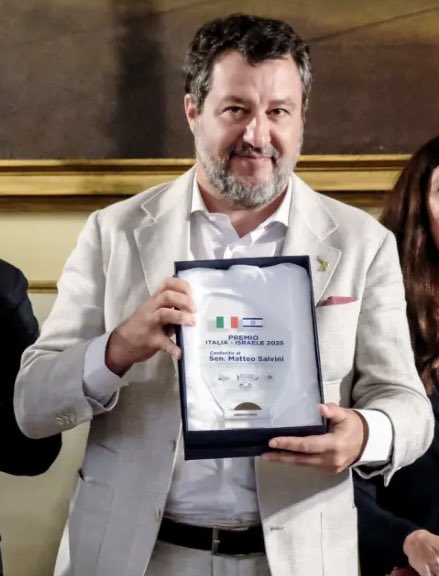 Marco_dreams's tweet photo. Salvini riceve il premio Israele-Italia, il giorno stesso dell’ennesima strage a Gaza.
Ma lui non si vergogna, anzi ne è orgoglioso.
La pochezza umana in sintesi.
Chissà se metterà la targa vicino alla statua della Madonna e ai rosari. https://t.co/60ev4usVq4