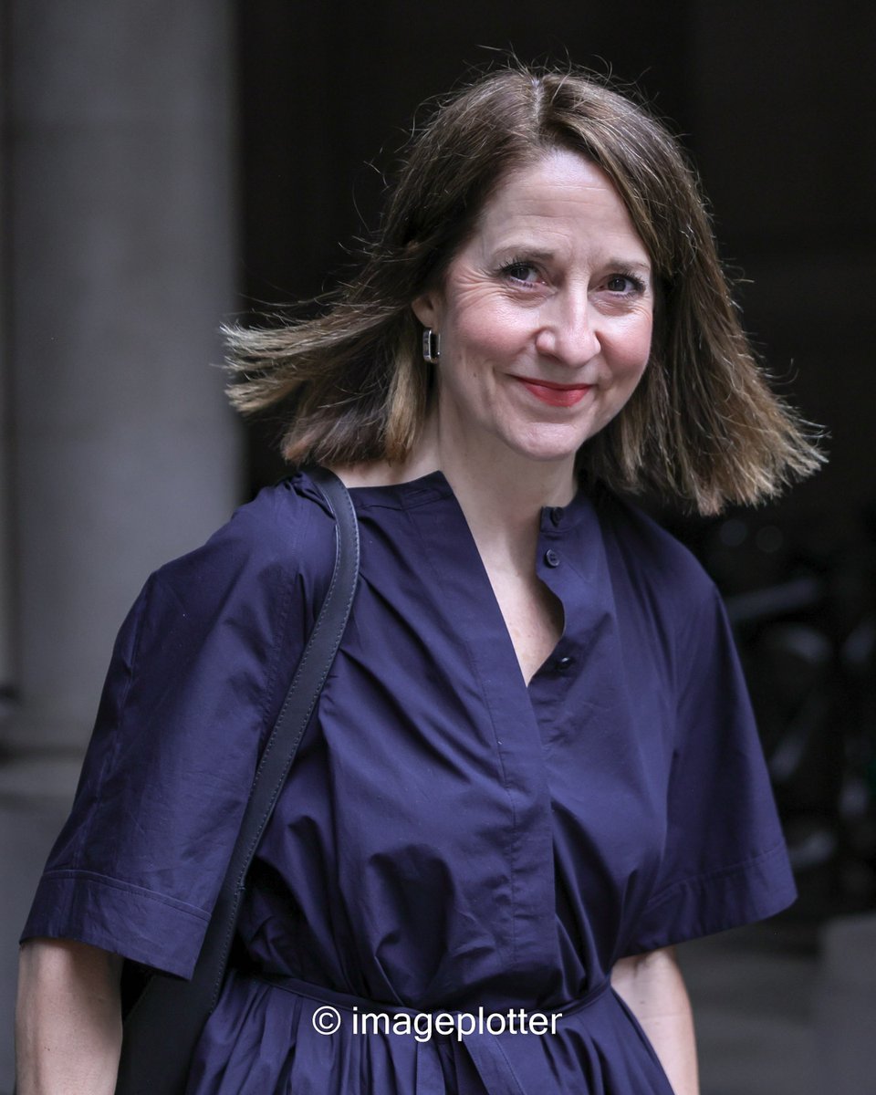 imageplotter's tweet image. A few shots from the last cabinet at #DowningStreet before recess. The ladies first - Liz Kendall, Bridget Phillipson, Yvette Cooper, Lisa Nandy. Thanks for the friendly smiles, appreciated. Pic sets at the agencies.