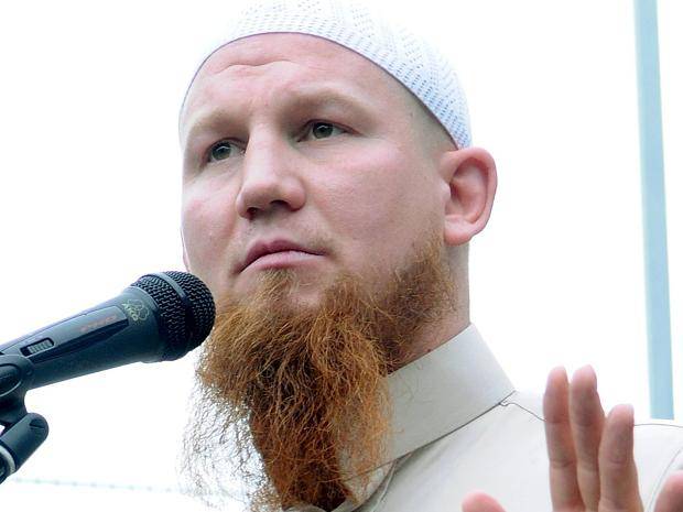 Es ist bedauerlich, dass Pierre Vogel sich dazu entschieden hat, sich aus der Öffentlichkeit zurückzuziehen und sich künftig nicht mehr zu aktuellen Ereignissen zu äußern. Seine direkte und authentische Sichtweise wird uns fehlen. Als Konvertit bietet er eine Perspektive, die