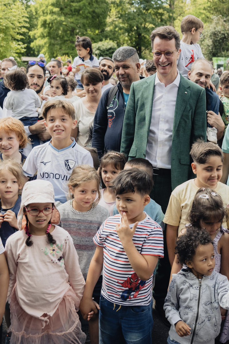 landnrw's tweet image. Treffen mit rund 450 Ehrenpatenkindern und ihren Eltern im @Koelner_Zoo! #NRW würdigt das Engagement von Mehrlings-Familien mit 1000€ pro Kind und einer Ehrenpatenschaft von Ministerpräsidenten @HendrikWuest – inklusive jährlichem Familienfest. #TeamNRW