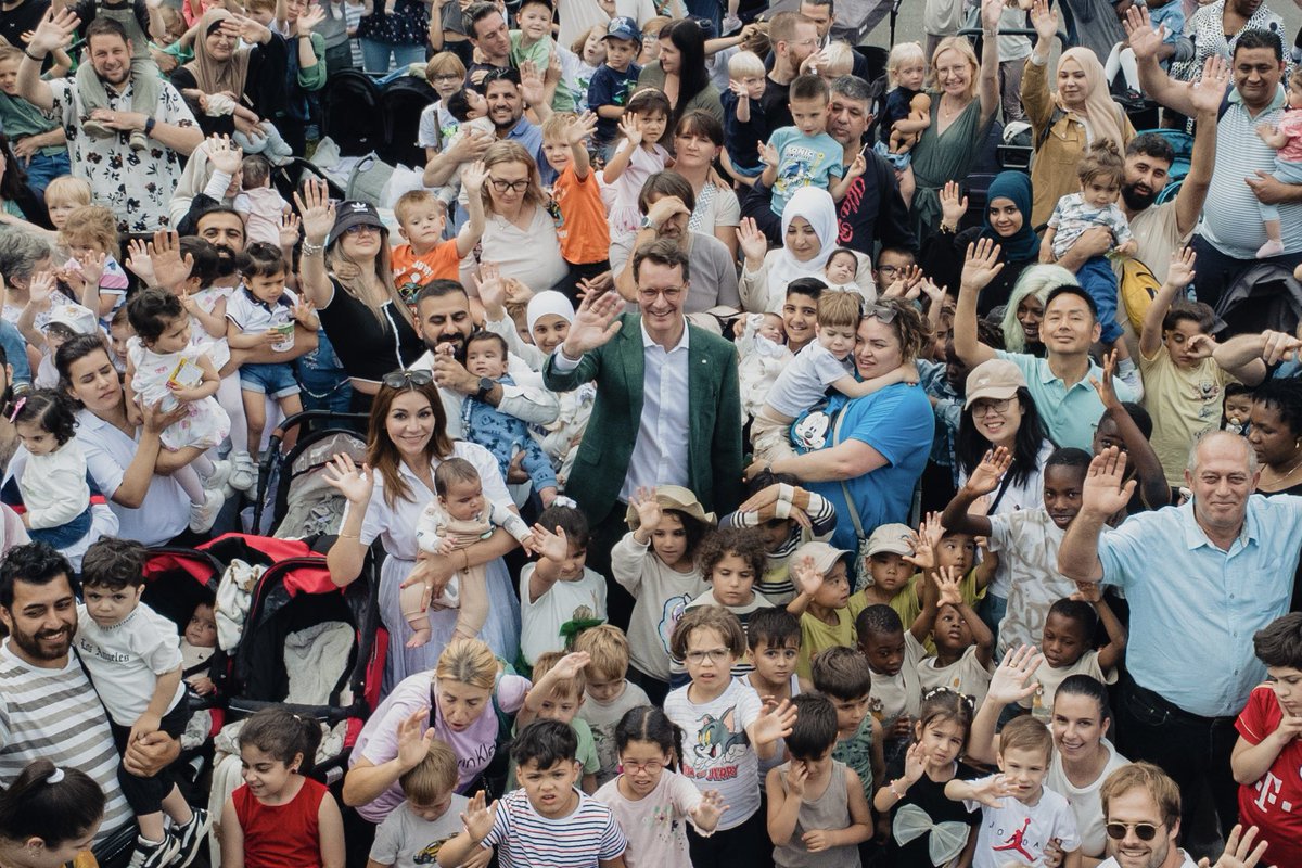 landnrw's tweet image. Treffen mit rund 450 Ehrenpatenkindern und ihren Eltern im @Koelner_Zoo! #NRW würdigt das Engagement von Mehrlings-Familien mit 1000€ pro Kind und einer Ehrenpatenschaft von Ministerpräsidenten @HendrikWuest – inklusive jährlichem Familienfest. #TeamNRW
