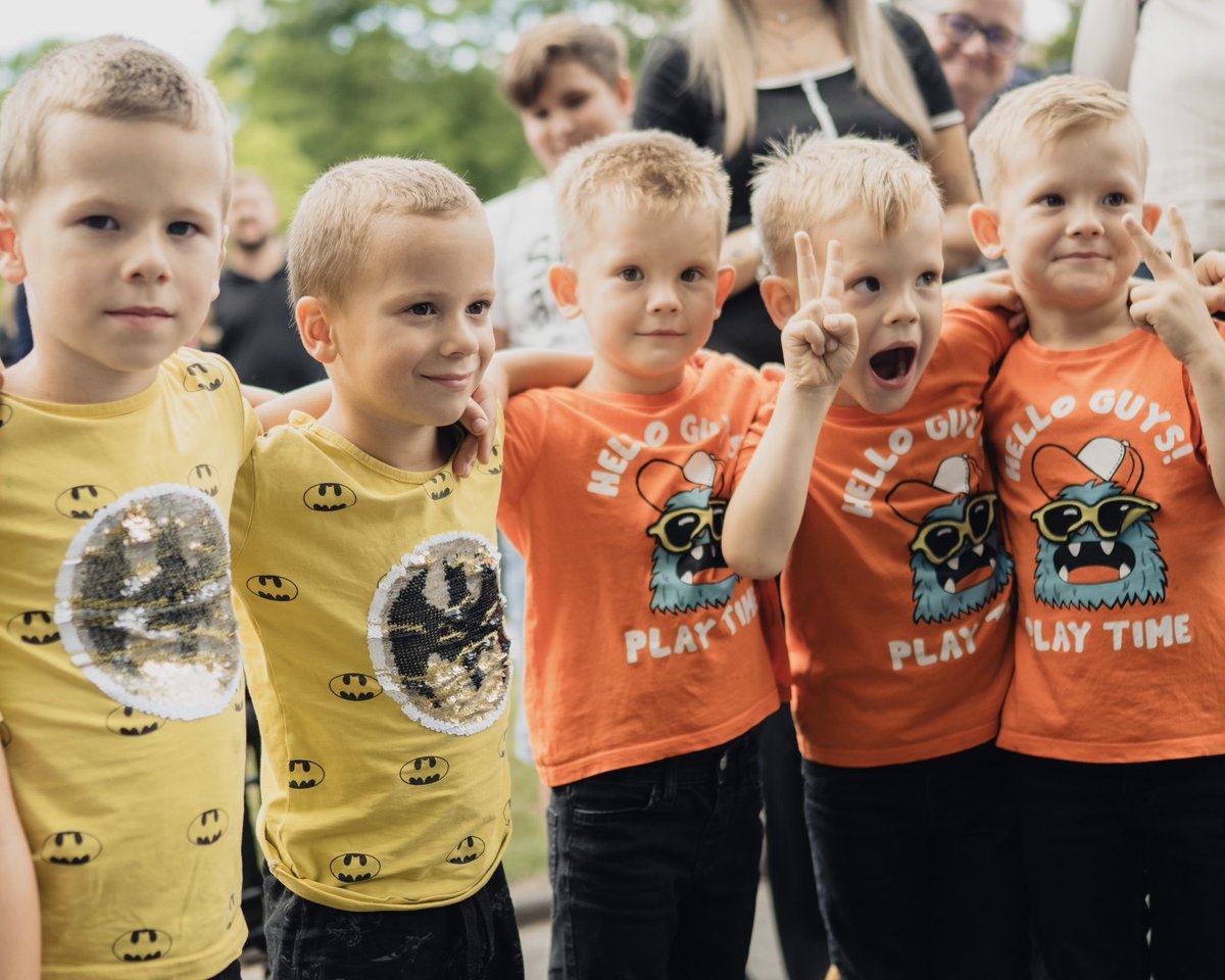 landnrw's tweet image. Treffen mit rund 450 Ehrenpatenkindern und ihren Eltern im @Koelner_Zoo! #NRW würdigt das Engagement von Mehrlings-Familien mit 1000€ pro Kind und einer Ehrenpatenschaft von Ministerpräsidenten @HendrikWuest – inklusive jährlichem Familienfest. #TeamNRW