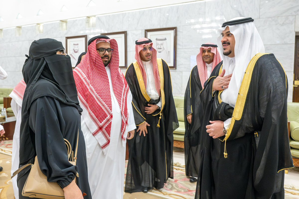 emara_alriyadh's tweet image. 📸 | سمو نائب أمير منطقة الرياض الأمير #محمد_بن_عبدالرحمن_بن_عبدالعزيز يطلع على جهود مركز التميز للتوحد، ويستقبل رئيس مجلس إدارته وعددًا من منسوبيه والمستفيدين، مشيدًا بخدماته ودوره في دعم ذوي اضطراب طيف التوحد وأسرهم.