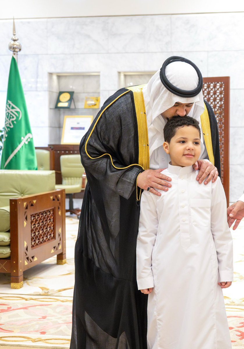 emara_alriyadh's tweet image. 📸 | سمو نائب أمير منطقة الرياض الأمير #محمد_بن_عبدالرحمن_بن_عبدالعزيز يطلع على جهود مركز التميز للتوحد، ويستقبل رئيس مجلس إدارته وعددًا من منسوبيه والمستفيدين، مشيدًا بخدماته ودوره في دعم ذوي اضطراب طيف التوحد وأسرهم.