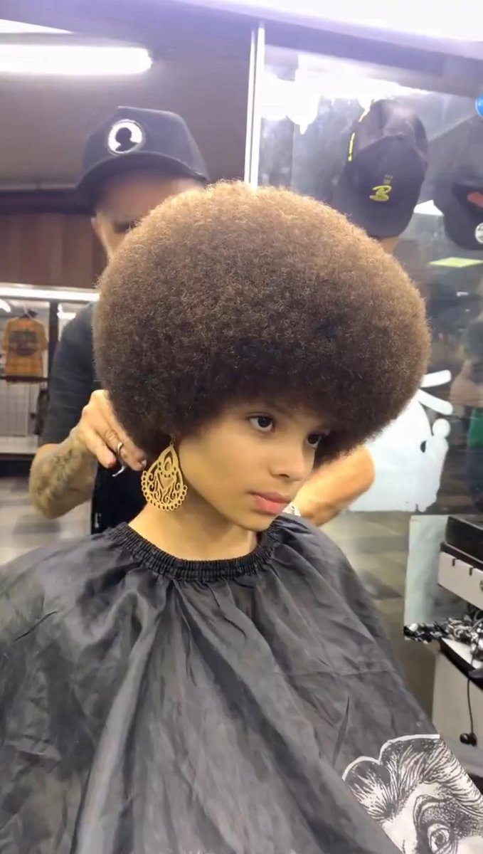 Afro Brazilian 🇧🇷 are wearing their natural hair this days, but our people are eager to wear a Brazilian wig.
