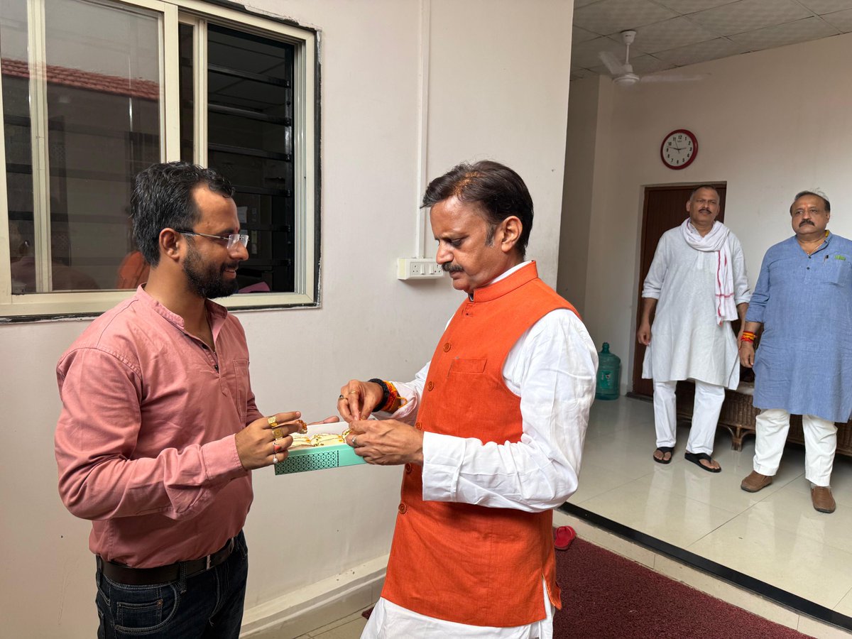 आज माननीय उप मुख्यमंत्री राजेंद्र शुक्ल जी ने मुंह मीठा कराकर बधाई दी💐💐 <a href="/rshuklabjp/">Rajendra Shukla</a> <a href="/BJP4MP/">BJP Madhya Pradesh</a> <a href="/JansamparkMP/">Jansampark MP</a> <a href="/CollectorBhopal/">Collector Bhopal</a> <a href="/JansamparkMP/">Jansampark MP</a>