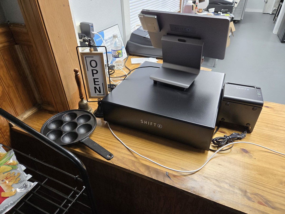 BryanH_SkyTab's tweet photo. Unfortunately Mcflys diner doesn't open until Thursday but the team is ready to rock with @SkyTabPOS by @Shift4. They loved it so much they are looking to add on SkyTab Air &amp; integrate with our online ordering! #SkyTab https://t.co/eG2YzuagEX