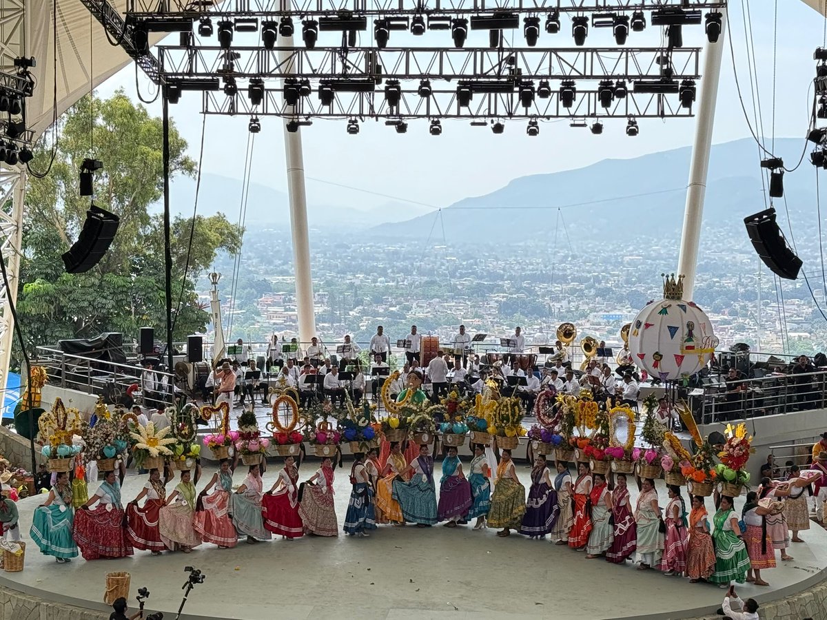 Embajada del Uruguay en México 🇺🇾🇲🇽 (@uruenmexico) on Twitter photo Muy emocionante participar en la primera edición de la #Guelaguetza2025, la máxima fiesta cultural de Oaxaca! Ntro Embajador <a href="/SantiagoWins/">Santiago Wins</a> asistió invitado por el Gobernador Salomón Jara Cruz <a href="/salomonj/">Salomón Jara Cruz</a> a la presentación de la rica diversidad cultural de 16 pueblos originarios🧵 Muy emocionante participar en la primera edición de la #Guelaguetza2025, la máxima fiesta cultural de Oaxaca! Ntro Embajador <a href="/SantiagoWins/">Santiago Wins</a> asistió invitado por el Gobernador Salomón Jara Cruz <a href="/salomonj/">Salomón Jara Cruz</a> a la presentación de la rica diversidad cultural de 16 pueblos originarios🧵