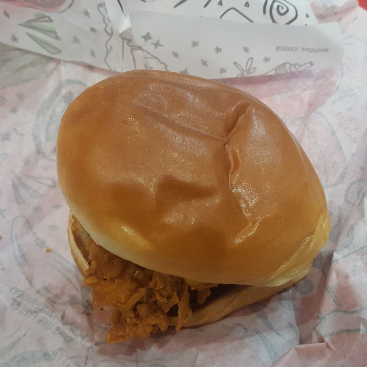 realmattforney's tweet image. I have returned to the scene of the crime.
American Jollibee employs FOB Filipinos exclusively. The fountain drink machine was out of ice and the Pepsi was warm. The soundtrack is exclusively sappy 80s love songs. 10/10 on replicating the authentic Filipino experience.