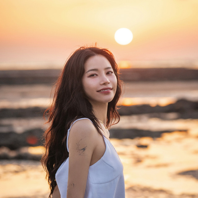 kchartsmaster's tweet image. Solar will release the Korean version of 'Floating Free' on July 25.