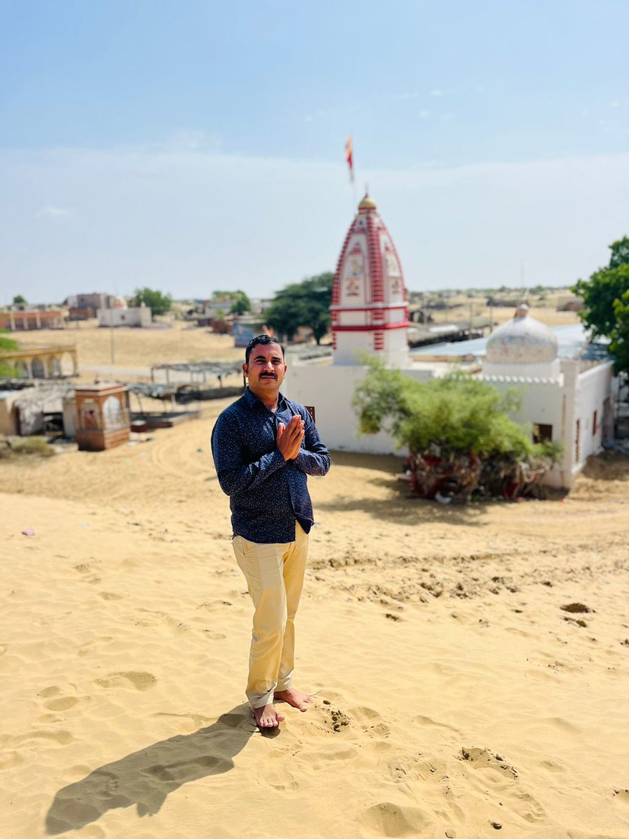 Sharwan389's tweet photo. आज बीकानेर जिले के बज्जू उपखंड मे चारणवाला मैं स्थित नखत बन्ना सा के मंदिर में  दर्शन करके तथा क्षेत्रवासियों के सुख-समृद्धि और खुशहाली की कामना की।

🚩🚩जय नखत बन्ना री सा🚩🚩
आज नखत बन्ना की पावन धरा पर चारणवाला के दर्शन करें ।।
⚕️🐍 https://t.co/XpLxAn46Eh