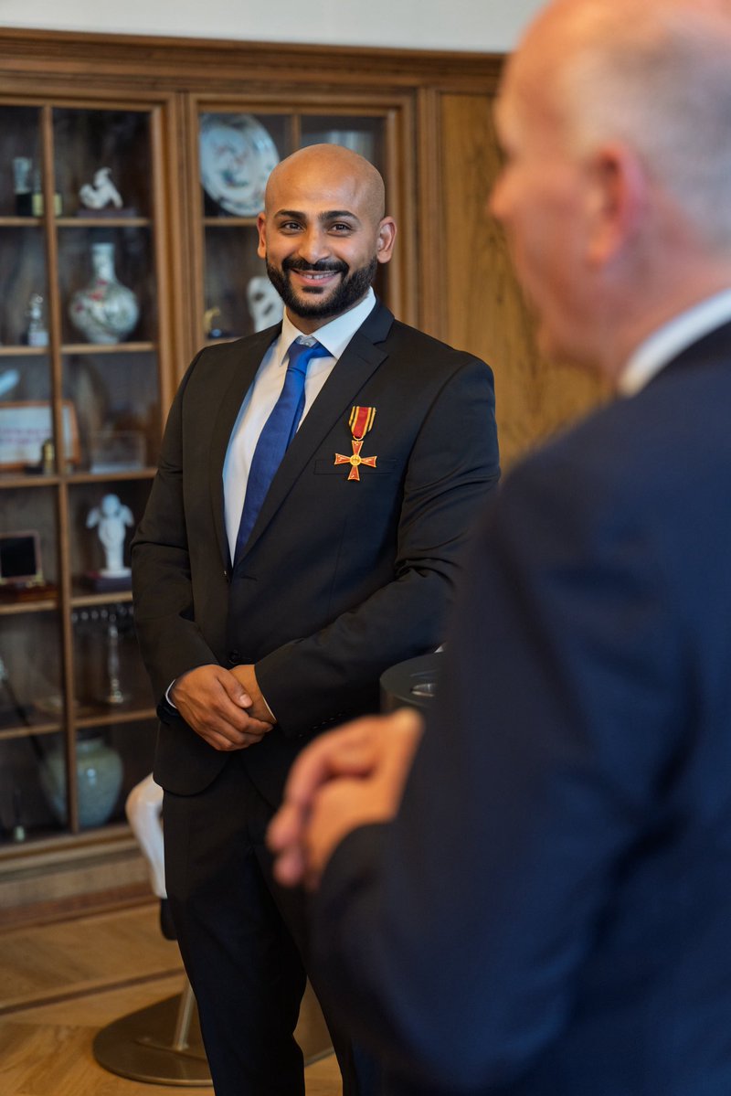 RegBerlin's tweet image. Verdienstkreuz für Yousef Ayoub! Der Reg. Bürgermeister Kai Wegner überreichte ihm heute das Verdienstkreuz am Bande. @kaiwegner: „Ich danke Yousef Ayoub für sein langjähriges Engagement und gratuliere herzlich zur Verleihung des Bundesverdienstkreuzes.“
berlin.de/rbmskzl/aktuel…