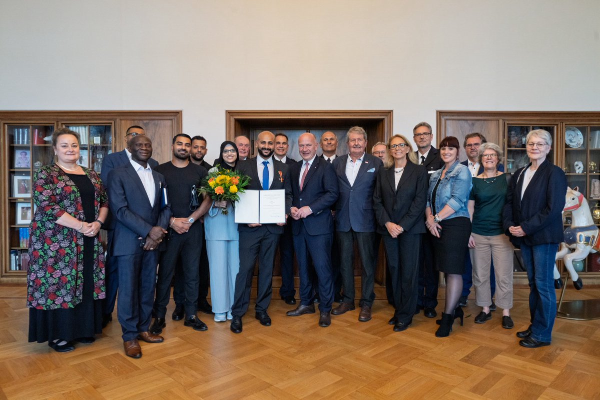 RegBerlin's tweet image. Verdienstkreuz für Yousef Ayoub! Der Reg. Bürgermeister Kai Wegner überreichte ihm heute das Verdienstkreuz am Bande. @kaiwegner: „Ich danke Yousef Ayoub für sein langjähriges Engagement und gratuliere herzlich zur Verleihung des Bundesverdienstkreuzes.“
berlin.de/rbmskzl/aktuel…