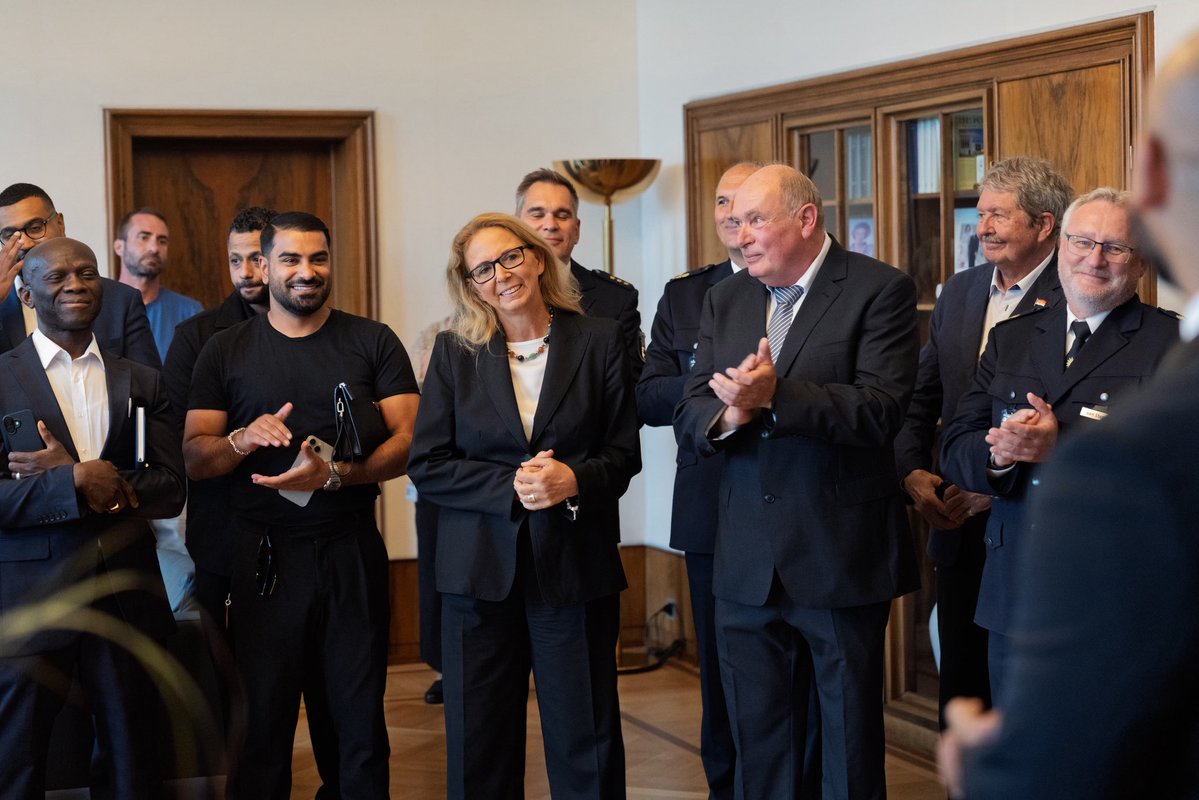 RegBerlin's tweet image. Verdienstkreuz für Yousef Ayoub! Der Reg. Bürgermeister Kai Wegner überreichte ihm heute das Verdienstkreuz am Bande. @kaiwegner: „Ich danke Yousef Ayoub für sein langjähriges Engagement und gratuliere herzlich zur Verleihung des Bundesverdienstkreuzes.“
berlin.de/rbmskzl/aktuel…