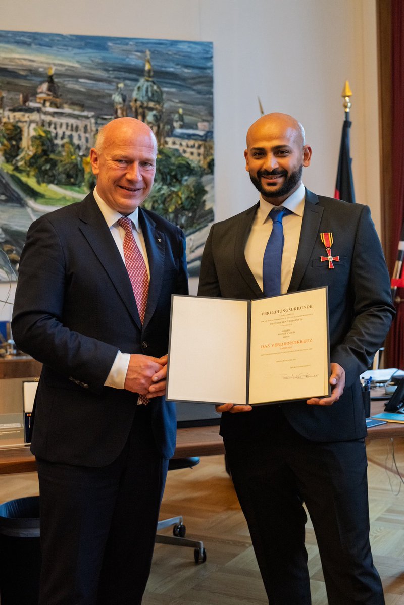 RegBerlin's tweet image. Verdienstkreuz für Yousef Ayoub! Der Reg. Bürgermeister Kai Wegner überreichte ihm heute das Verdienstkreuz am Bande. @kaiwegner: „Ich danke Yousef Ayoub für sein langjähriges Engagement und gratuliere herzlich zur Verleihung des Bundesverdienstkreuzes.“
berlin.de/rbmskzl/aktuel…