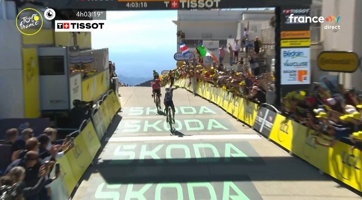 cheztontontlse's tweet image. Un Français qui met un Irlandais dans son cartable à 2 mètres d’une ligne. On va commencer à s’y habituer.

#TDF2025