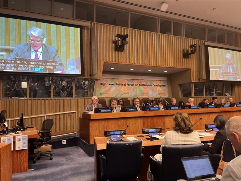eclac_un's tweet image. In the framework of the #HLPF 2025, Amb. Jorge Felix Rubio, Director-General for Economic Affairs, Ministry of Foreign Affairs of Peru, presented the conclusions of the 8th meeting of the Forum of the Countries of #LAC on Sustainable Development.
➡️bit.ly/4kS4R2K