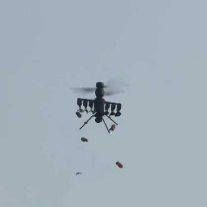 Defence_Index's tweet image. #BREAKING: Just 24 hours after the U.S. Army showcased—then quietly deleted—footage of a drone dropping one grenade...
🇨🇳 China dropped its own footage: small quadcopters armed with six mortar shells each.
This isn’t innovation. It’s messaging.
And Beijing just outgunned…