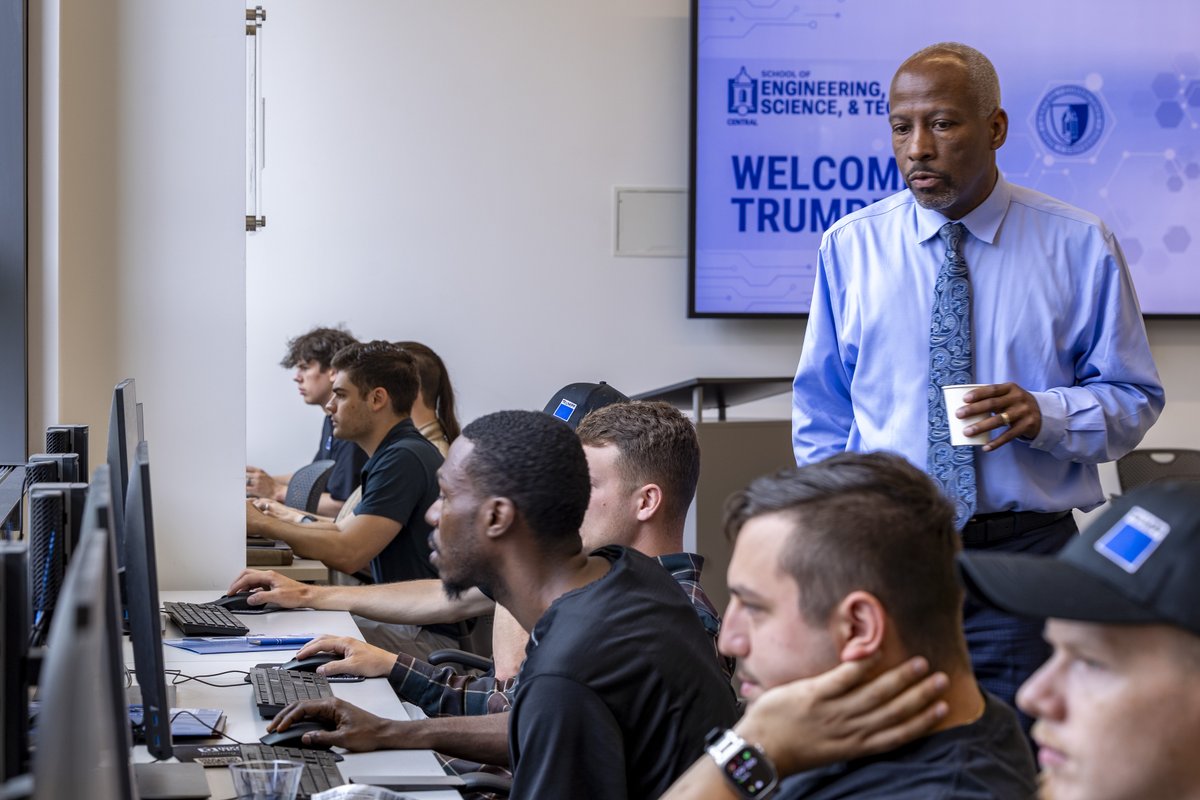 CCSU's tweet image. Central is proud to partner with @TRUMPFinc to help shape the future of manufacturing through education and workforce development! We welcomed 10 TRUMPF apprentices to campus as the first cohort in a new undergrad certificate program tailored to industry needs 💙🔱
#WeAreCentral