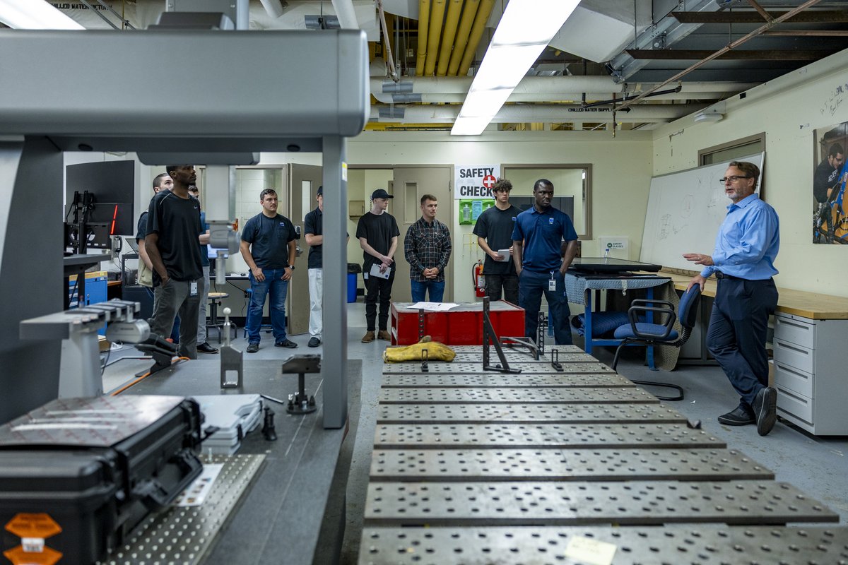 CCSU's tweet image. Central is proud to partner with @TRUMPFinc to help shape the future of manufacturing through education and workforce development! We welcomed 10 TRUMPF apprentices to campus as the first cohort in a new undergrad certificate program tailored to industry needs 💙🔱
#WeAreCentral