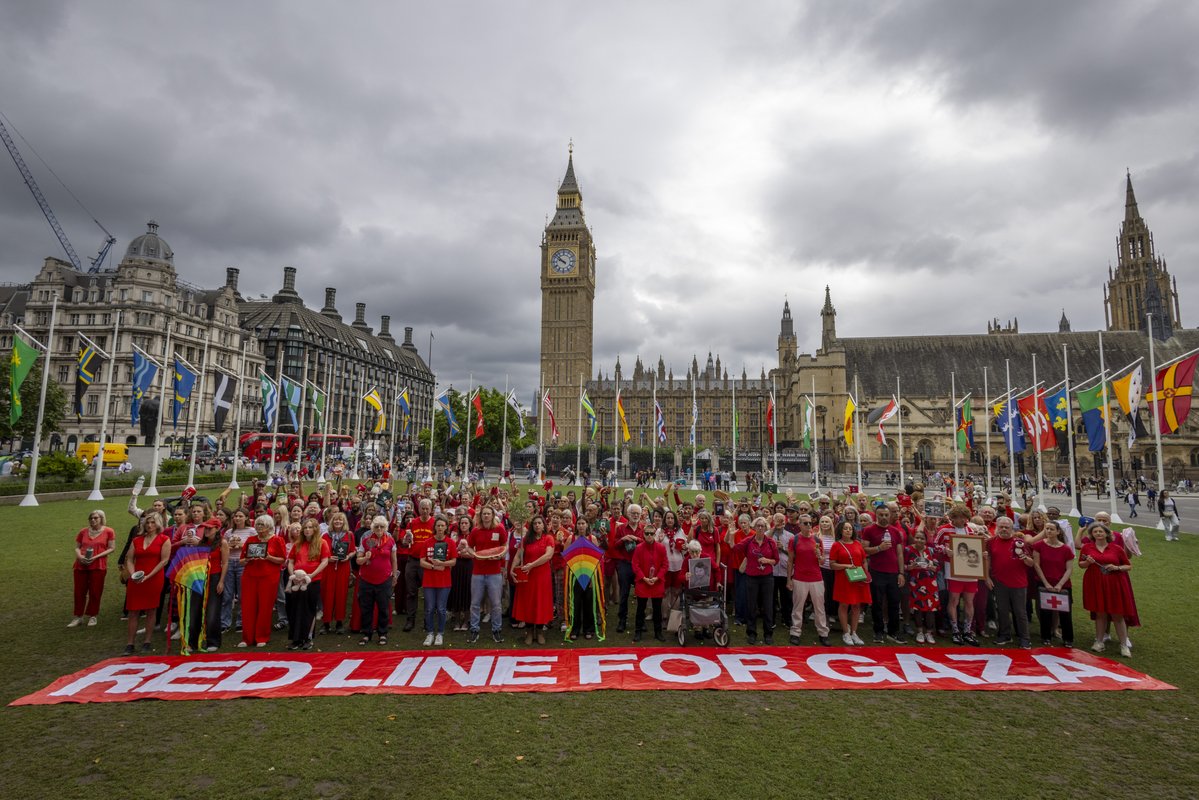 oxfamgb's tweet image. Killing children. Starvation as a weapon of war. Targeting aid workers. These are all RED LINES. Many more have been crossed by Israel.
As the UK gvmt breaks for summer, we demand it takes action to end its complicity in these atrocities in #Gaza bit.ly/RedLineMosaic__
📸 Andy…