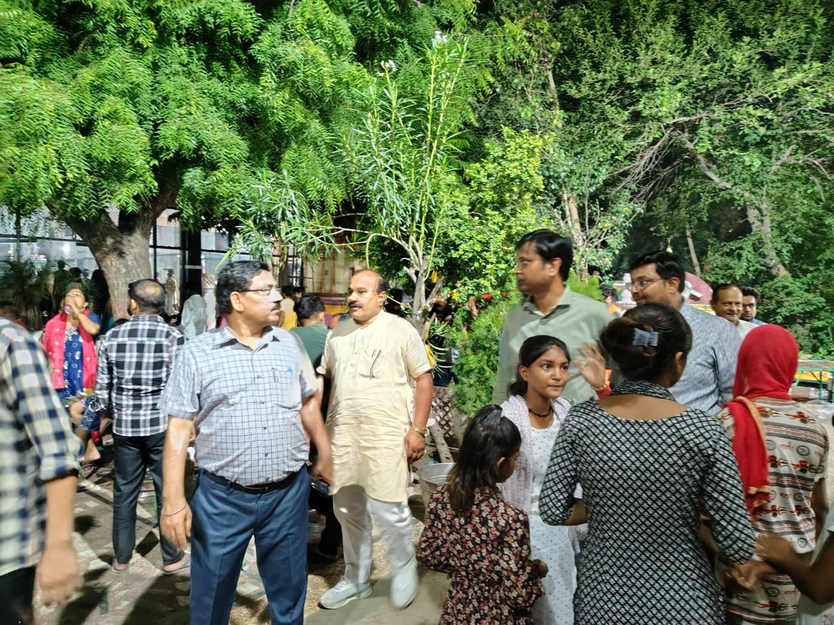 pvvnlbulandshr's tweet photo. आज दिनांक 22/07/25 को 
वि0वि0ख0-सिकंदराबाद के अन्तर्गत गुलावठी टाउन में कैम्प व कांवड़ मार्ग का निरीक्षण अधीक्षण अभियन्ता द्वारा किया ���या एवं कावड यात्रा के दौरान निर्बाध विद्युत आपूर्ति करने हेतु निर्देशित किया गया।
@aksharmaBharat
@UppclChairman
@mduppcl
@MdPvvnl
@UPPCLLKO https://t.co/fJCvKgTet6