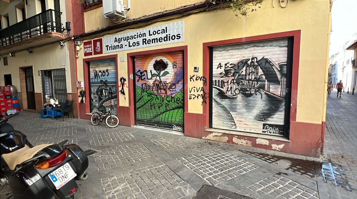 Antonio Muñoz (@antoniomunozsev) on Twitter photo Las pintadas aparecidas en la sede del <a href="/PSOETRIANA/">PSOE Triana Los Remedios</a> no son sólo un acto vandálico.
Condenamos este ataque y reafirmamos nuestro compromiso con una política que sume, escuche y respete.
Frente al odio, más democracia.
Frente al ruido, más compromiso. Las pintadas aparecidas en la sede del <a href="/PSOETRIANA/">PSOE Triana Los Remedios</a> no son sólo un acto vandálico.
Condenamos este ataque y reafirmamos nuestro compromiso con una política que sume, escuche y respete.
Frente al odio, más democracia.
Frente al ruido, más compromiso.