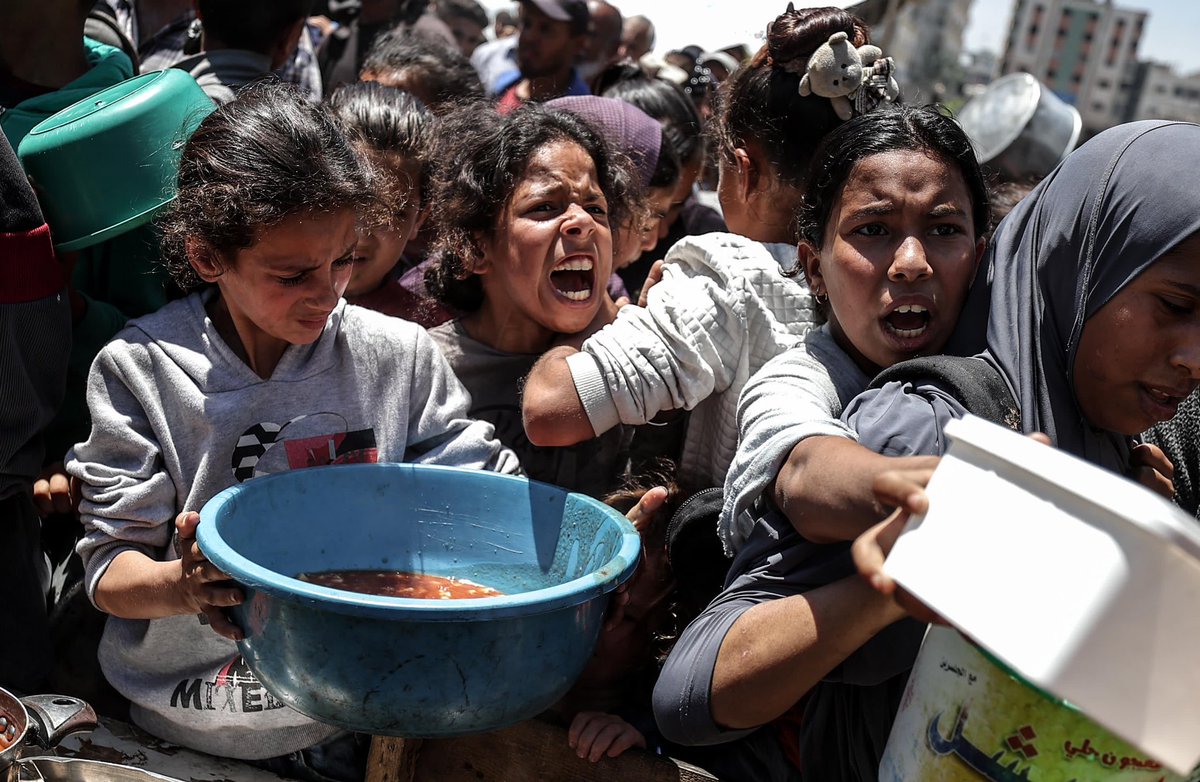 Marodriguez1971's tweet image. Múltiples formas de morir en Gaza.
Bajo las bombas, por hambre...
O ambas cosas a la vez, asesinados mientras hacen las colas del hambre.
Ali Jadallah.