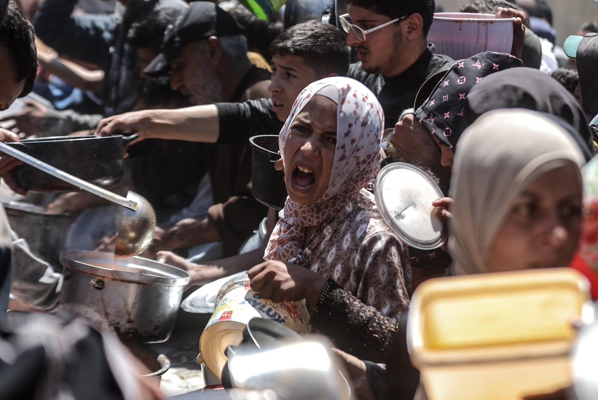 Marodriguez1971's tweet image. Múltiples formas de morir en Gaza.
Bajo las bombas, por hambre...
O ambas cosas a la vez, asesinados mientras hacen las colas del hambre.
Ali Jadallah.