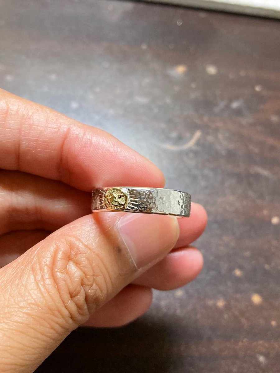 NativeToy's tweet image. 18Kメタルで平打ちリング作りました。
銀のアクセントに金を入れるのは、正義だと思います👑