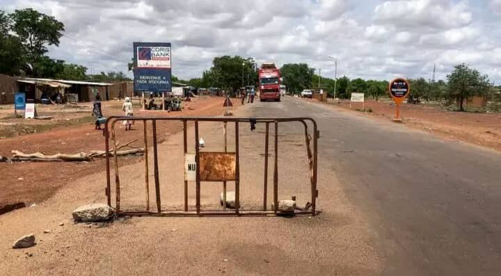 🇧🇫Burkina Faso🇧🇫

The university of Fada-Ngourma was attacked again by the #JNIM, on Saturday 07/19.

It's the third time it's attacked in only 3 weeks!

Where is the security promised by IB?

#AESinfo #BurkinaFaso #Team226