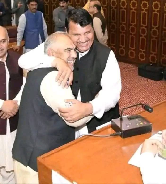 یہ چہرے وفا سے عاری 
یہ رویے جیسے کھلی غداری 

#رہائی_عوامی_طاقت_سے