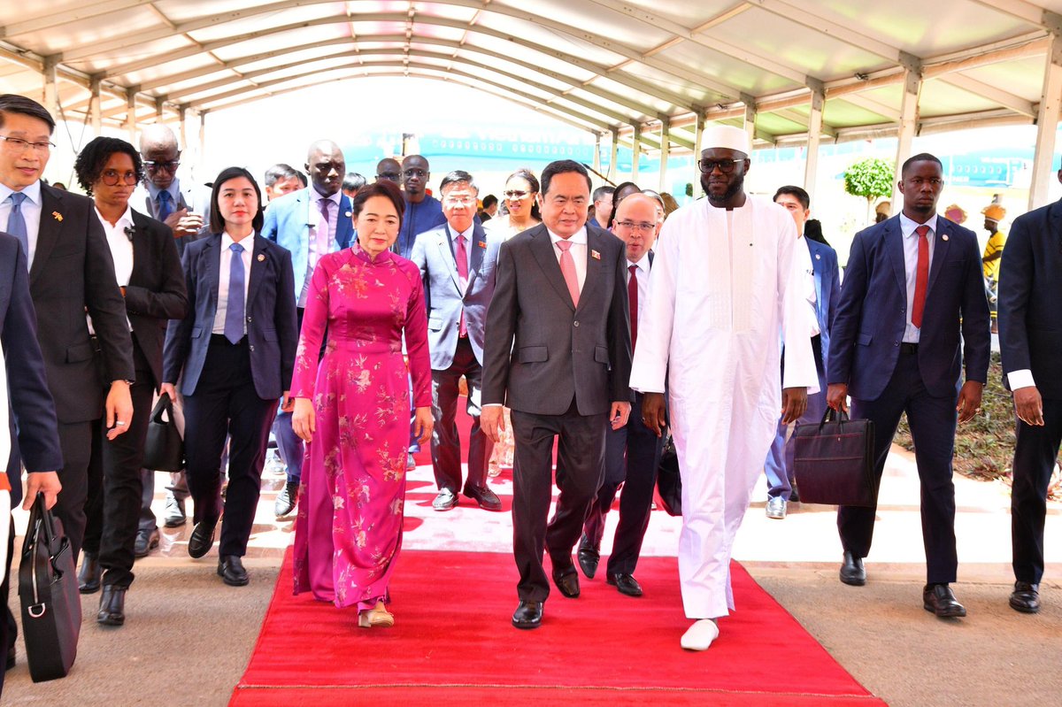 elmaalignjaay's tweet image. J’ai eu l’honneur, ce mardi 22 juillet, d’accueillir à l’aéroport international Blaise Diagne de Diass Son Excellence Trân Thanh Mân, Président de l’Assemblée nationale de la République socialiste du Vietnam, en visite officielle au Sénégal.
Au-delà de sa portée symbolique,…