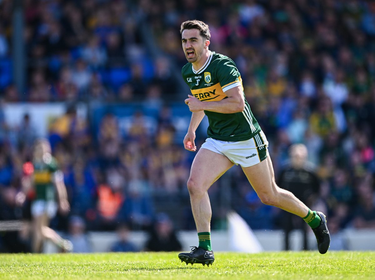 officialgaa's tweet photo. Beidh neart #GAAgaeilge le cloisteáil timpeall ar Pháirc an Chrócaigh Dé Domhnaigh nuair a thugann an dá chontae Ghaeltachta, @Kerry_Official agus @officialdonegal, aghaidh ar a chéile i gCluiche Ceannais Peile na hÉireann. Labhair í agus mairfidh sí! 🏐🟢🟡 https://t.co/nwdIorIsU7