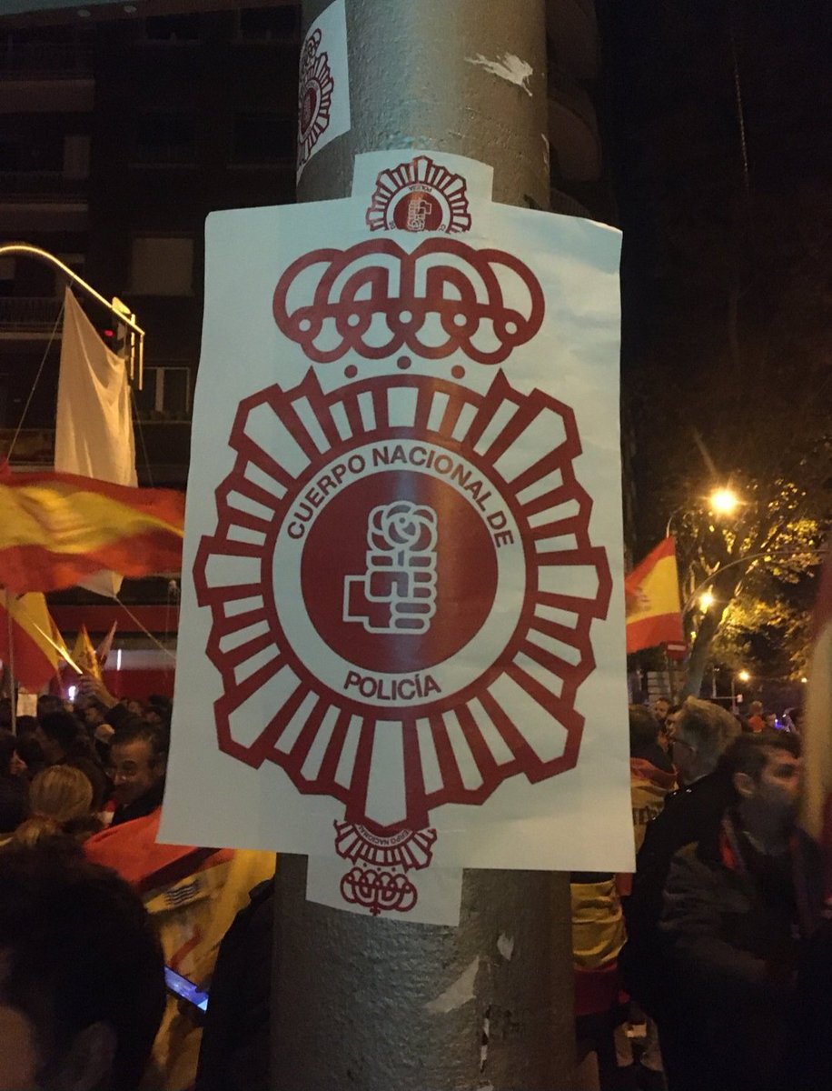SenorPalmer_'s tweet photo. @Hombre_Firme Estrés de combate en Cataluña en 2019, lo entiendo. Pero en Ferraz, frente a chavales con banderas, abuelos y tres o cuatro folloneros, por los cojønes.
Pateó mi Bandera porque es muy chulo, estilo Robocop, y desde entonces, merece él y los que lo defienden mi desprecio.
#Amosn https://t.co/RGM7zOU8v9